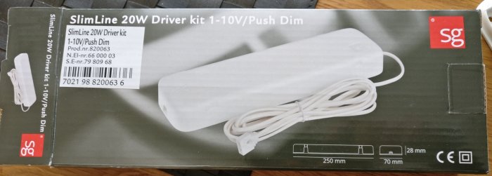 Förpackning av SlimLine 20W Driver kit med "1-10V/Push Dim" beteckning och kablar.