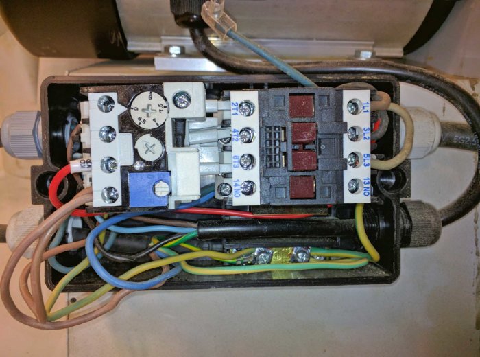 Öppen eldosa med kablar, kontaktdon och kontaktor, märkt med "ON-OFF", "3L1", "3L2" och "3L3" för 230V installation.