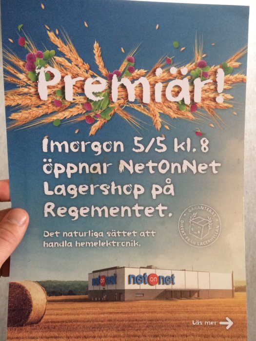 Reklamblad som visar texten "Premiär!" med datum för öppning av NetonNet lagershop på ett fält.