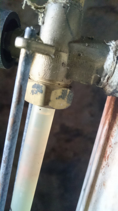 Närbild på ett vred på en hydrofor i ett gammalt vattenpumpsystem.