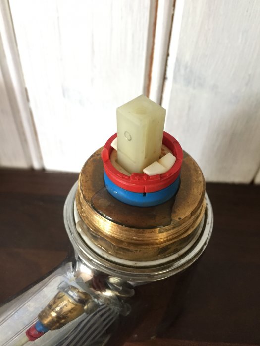 Blandarinsats med möjlig läcka vid muttern, behov av reparation eller åtdragning synlig.