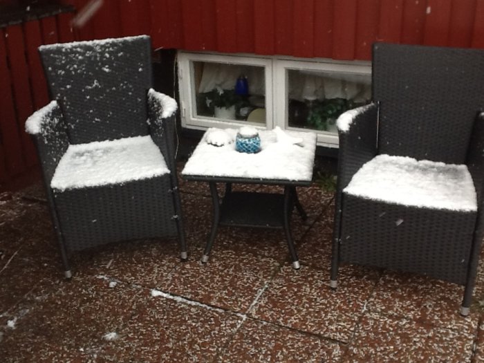 Utemöbler täckta med snö som liknar kuddar efter snöfall.