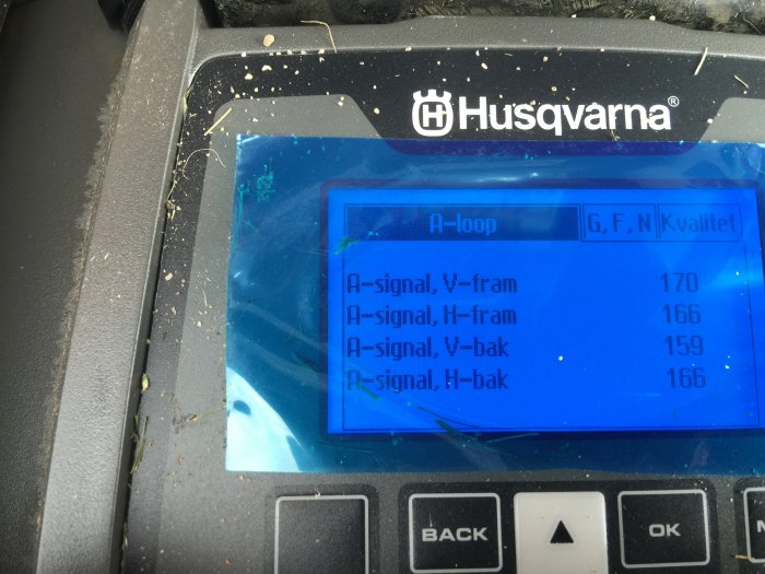 Skärm på en Husqvarna 450x robotgräsklippare med tekniska värden för signalstyrka och beskrivning av antennjusteringar.