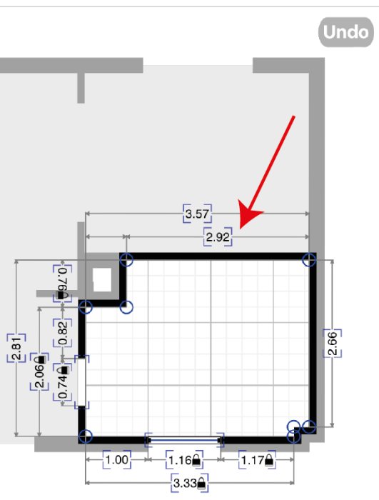 Ritning av rum med måttangivelser för borttagning av bärande vägg, markerad med en röd pil.