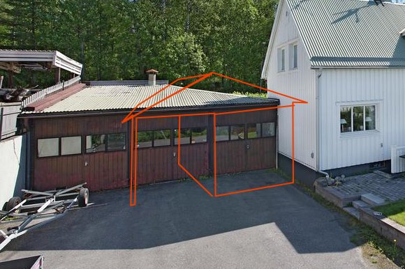 Utsidan av ett hus med ett gammalt garage markerat med orange linjer för att visa planerad rivning.