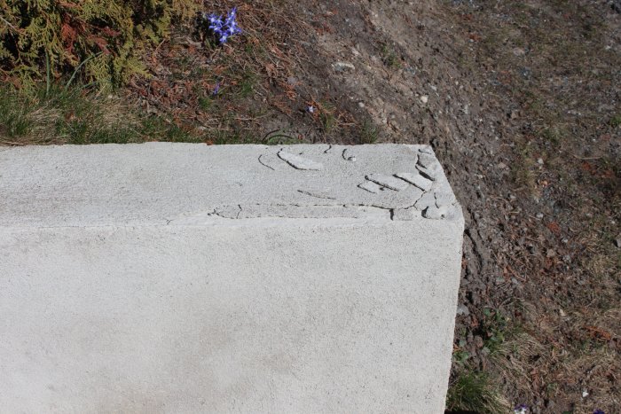 Skadad puts på toppen av en stödmur där större och mindre bitar har lossnat och exponerat underlaget.