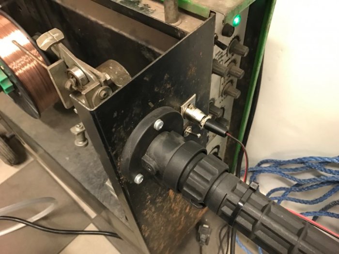 Modifierad Migatronic svets med Kina spoolgun och Euro-handske anslutna till trådmatningsmekanism.