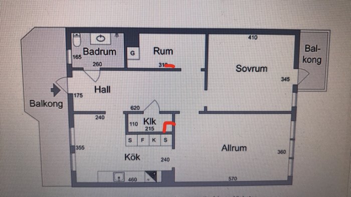 Planritning av en lägenhet med markerade platser för ventilationstrumma och elcentral.