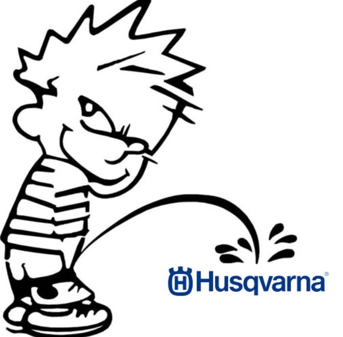 Tecknad figur urinar på Husqvarna-logotypen som en satirisk dekal.