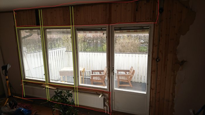 Bild på fönster med markerade områden i rött och gult där ny väggkonstruktion planeras.