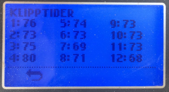 Digital display visar klipptider för en gräsklippare med tider mellan 1:76 och 12:68 timmar, antecknat på ett tekniskt gränssnitt.