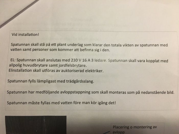 Instruktioner för installation av spabad med krav på plant underlag och elektrisk anslutning av auktoriserad elektriker.