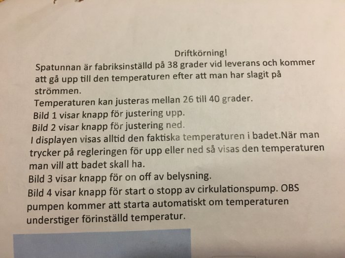 En närbild av en instruktionsmanual för spa med text som beskriver justering av temperatur och pumpfunktioner.