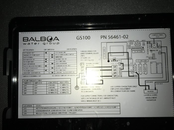 Etikett med elektriska scheman och inställningar på en Balboa vattengrupps GS100-elcentral inuti en tunna.