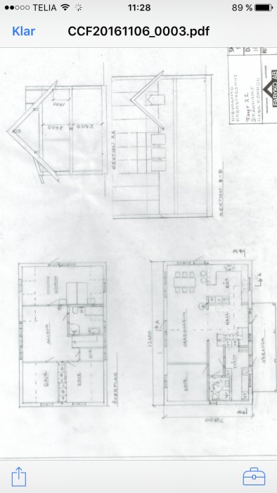 Handritad arkitektonisk planritning av ett 1,5-planshus visande bottenvåningens layout.