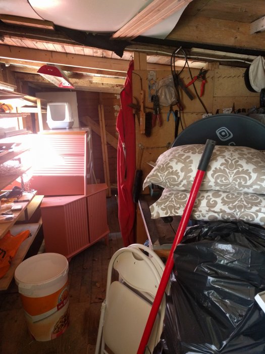 Rörig snickarbod med verktyg, möbler och diverse byggmaterial.