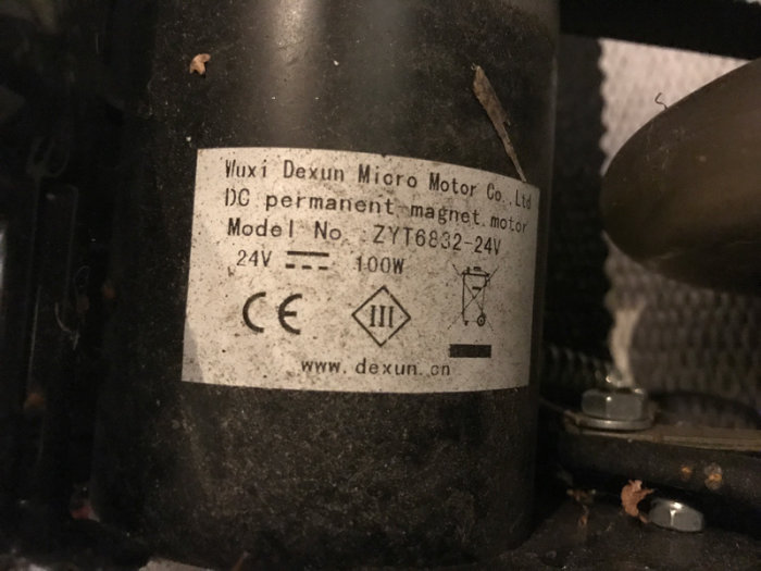 Bild av en DC permanentmagnetmotor från Wuxi Dexun Micro Motor Co., Ltd., modell ZYT6832-24V 100W.