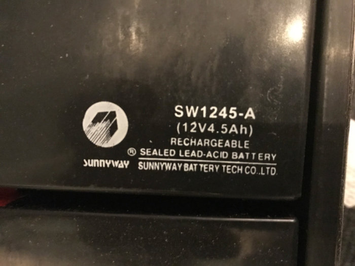 Nahaufnahme eines versiegelten Blei-Säure-Akkus SW1245-A, 12V 4.5Ah, von Sunnyway Battery Tech Co., Ltd.