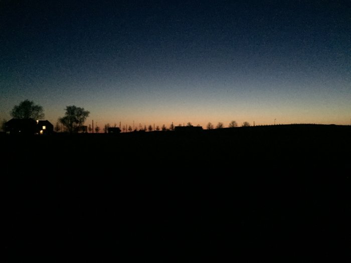 Kvällshimmel över silhuett av landskap och hus i Klaipėda, Litauen.