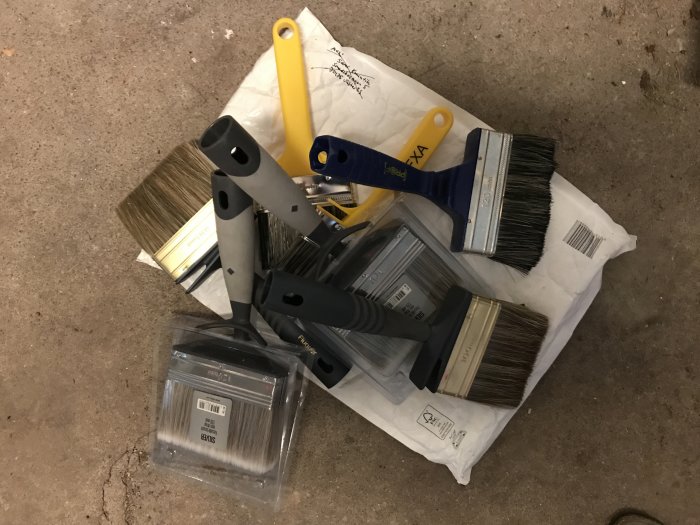 Olika nya fasadpenslar i olika storlekar till salu på en vit plastpåse.