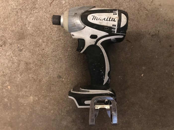 Använd Makita BTD142 slagskruvdragare utan batteri på betonggolv.