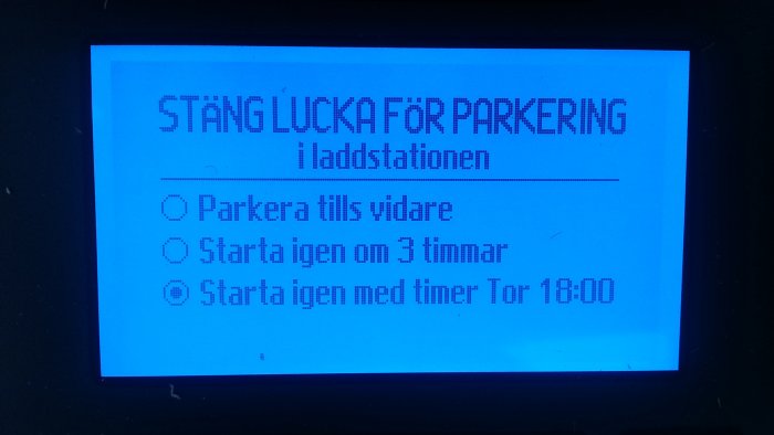 Display visar parkeringsinställningar på en laddstation med valen 'Parkera', 'Starta om 3 timmar', 'Starta med timer'.