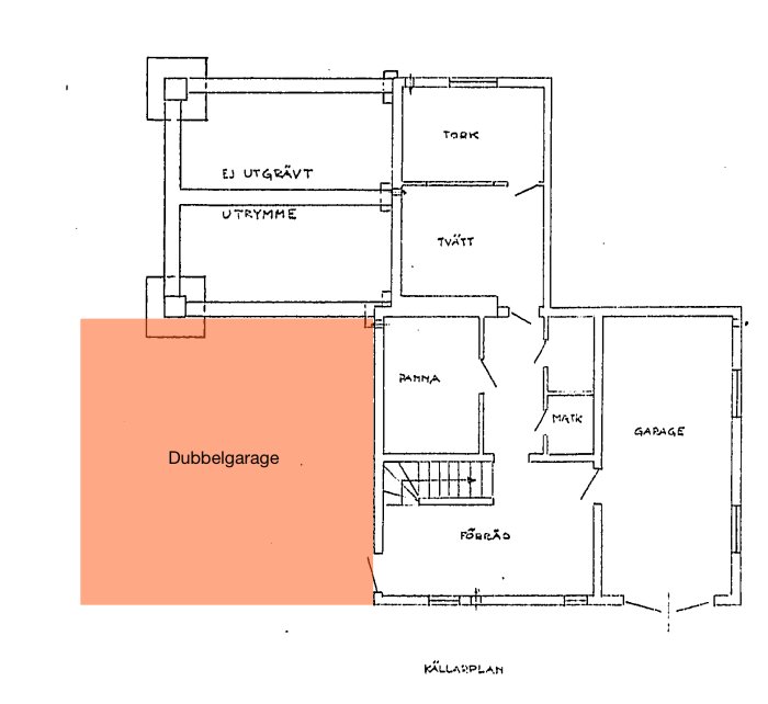 Skiss av källarplan för hus med markerat dubbelgarage, planlösningen visar rum som pannrum och tvätt.