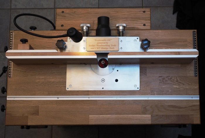 Egentillverkat fräsbord "Routertable DR" i massivt trä med fräsenhet och justerbart anhåll.
