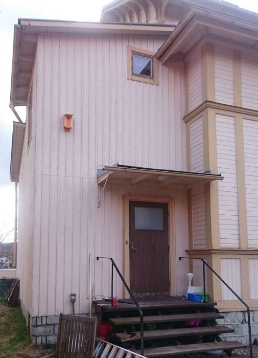 Utbyggnad från 50-talet på ett äldre hus med entrédörr och fönster som ska återanvändas.