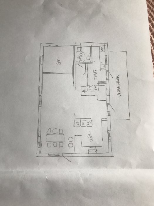 Handritad skiss av en husplan med markerade rum och veranda, indikerar en diskussion om bygglayout.
