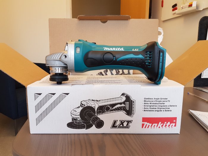 Makita vinkelslip utpackad på en kartong med Modell DGA452Z synlig.