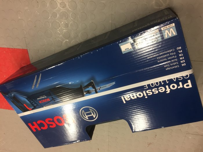 Tigersåg från Bosch i blå förpackning med texten "Prisgaranti" på Bauhaus, upp och ned.