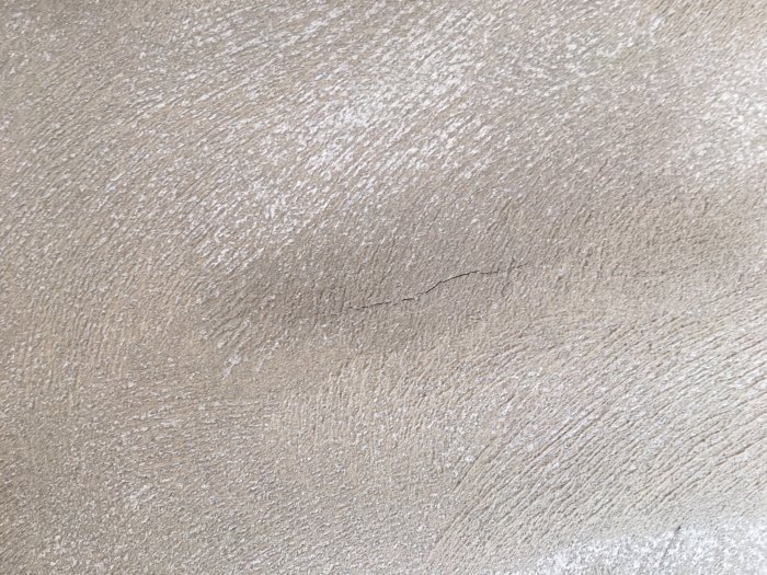 Nyligen putsad vägg med synlig spricka och ojämna ränder i putsen på Finja Isoblock.