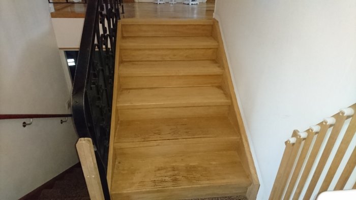 Renoverad trätrappa med slitet utseende slipad och behandlad med hårdvaxolja.