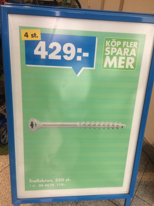 Reklamskylt som visar priset på en förpackning med 250 träskruvar, "4 st. 429:-" och slogan "Köp fler spara mer".