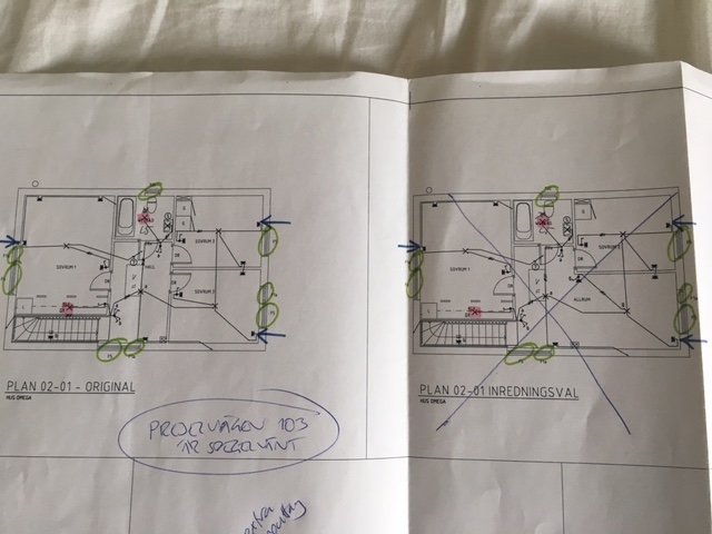 Två ritningar av rumsplaner med markerade elinstallationer och överstrukna sektioner på en säng.