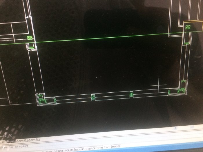 Skärmdump av en takkonstruktionsritning i Autocad på en datorskärm.