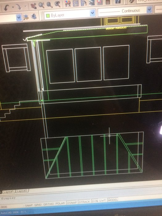 Skärmbild av en AutoCAD-ritning som visar takkonstruktionens layout och detaljer.