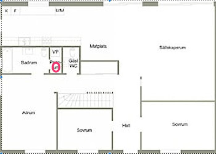 Planritning av ett hus med en markerad röd cirkel som visar placering av pannrum för golvvärmestyrning.