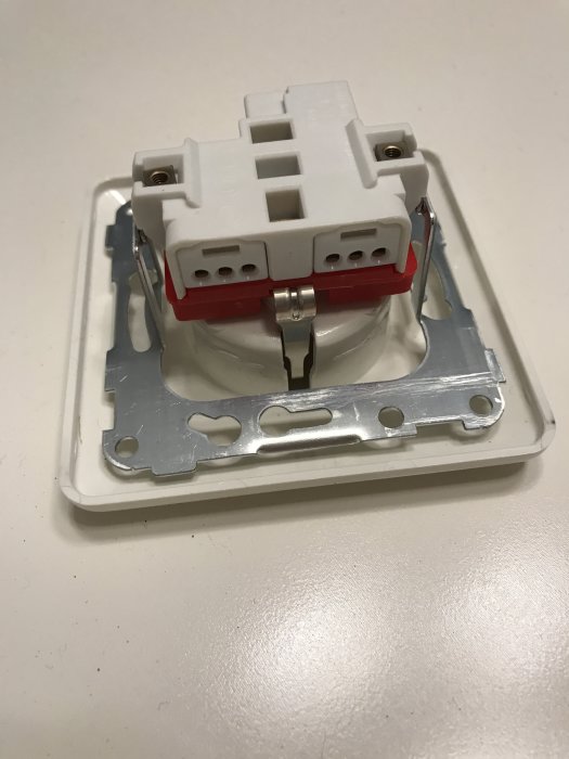 Eluttag med öppen snabbkoppling mot en vit bakgrund, skruvanslutning synlig.