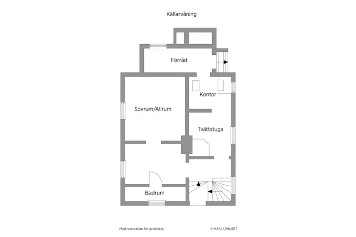 Ritning av en källarvåning med markerade rum som badrum, sovrum/allrum och tvättstuga samt potentiell vägg för rivning.