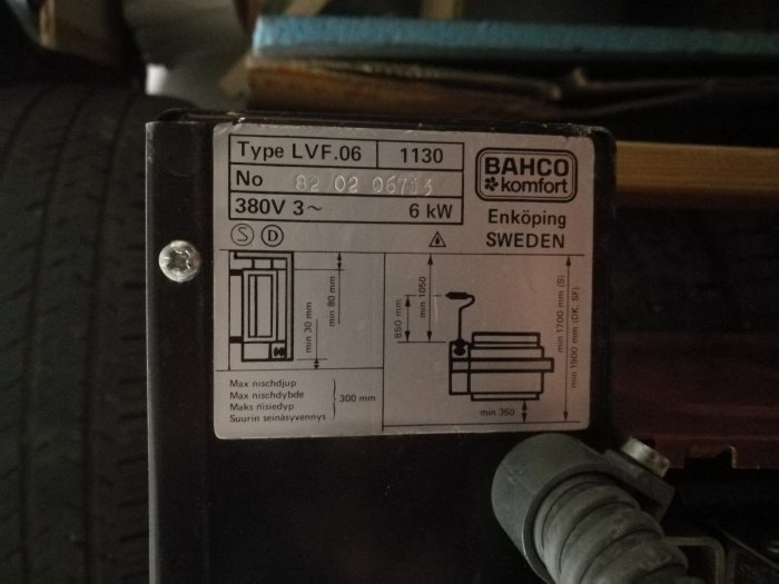 Etikett på maskin med specifikationer, Type LVF.06, 380V 3~, 6kW, från Bahco Komfort, Enköping Sweden, med installationsdiagram.