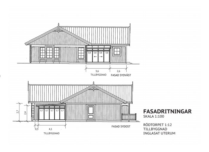 Arkitektonisk fasadritning med mått på en byggnad och tillbyggt inglasat uterum.