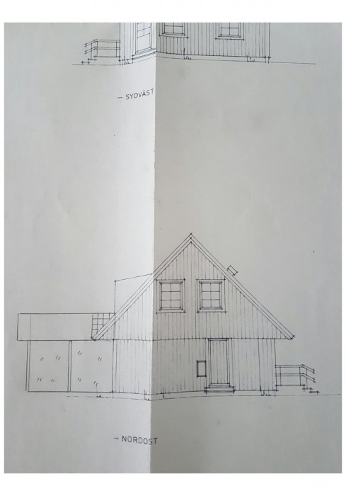 Arkitektonisk ritning av en husfasad med tilltänkt uterumstillbyggnad och markerade grundlinjer.