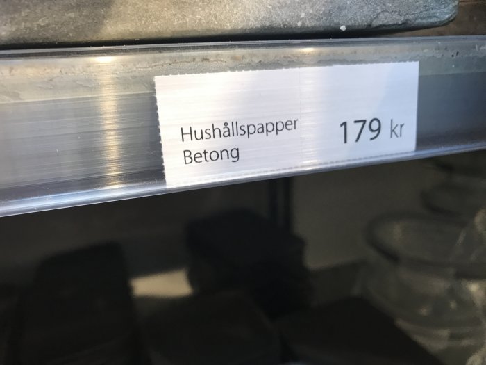 Prislapp på hyllkant visar "Hushållspapper Betong 179 kr".