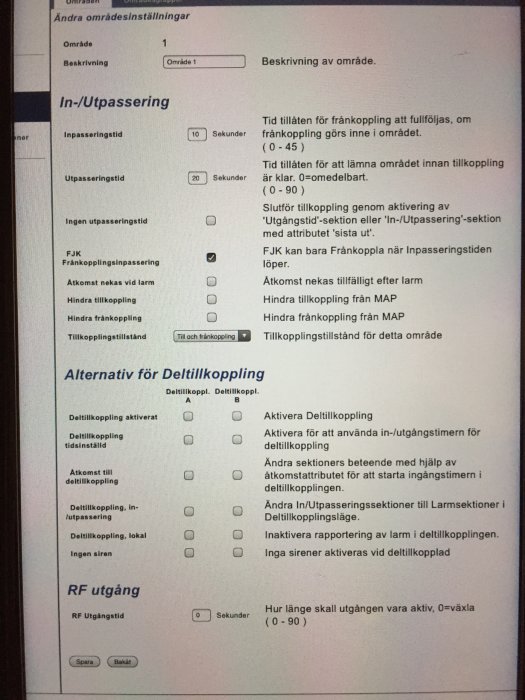 Skärmbild av inställningsmeny för dörrbrytare med alternativ för in/utpassering och deltillkoppling.
