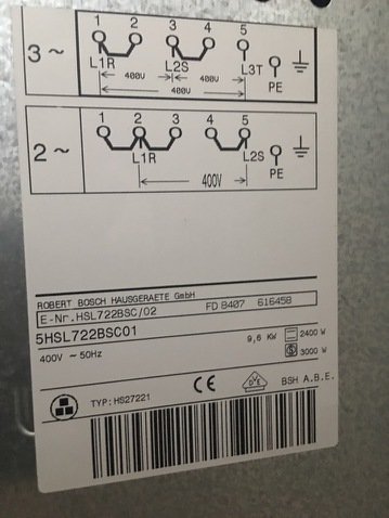 Etikett på en spis/ugn som visar tekniska specifikationer och elanslutningar.