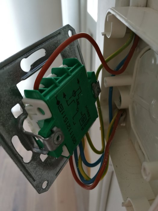 Elektrisk kopplingsdosa med kablar och en 1-pols strömbrytare för fasadbelysning.