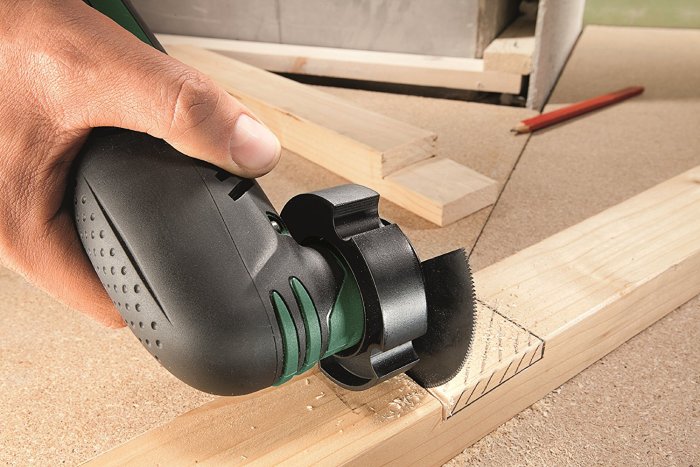 Användning av en oscillerande multimaskin med rund sågklinga för att skära i trä.