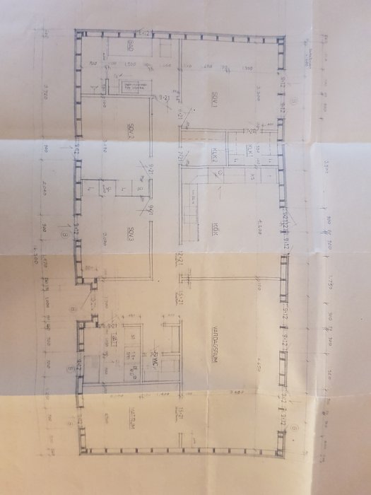 Ritning av en husplan med markerade sovrum, hall och korridor för planering av lamellparkettläggning.